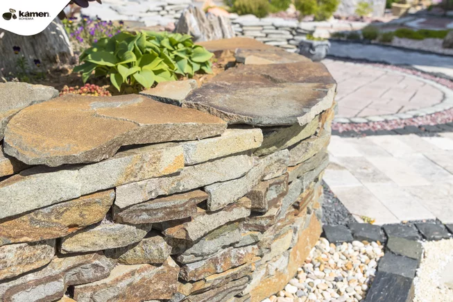 Andezit A52 stavební kámen