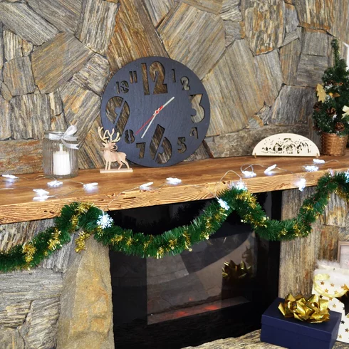 Břidlicové hodiny nad krbem