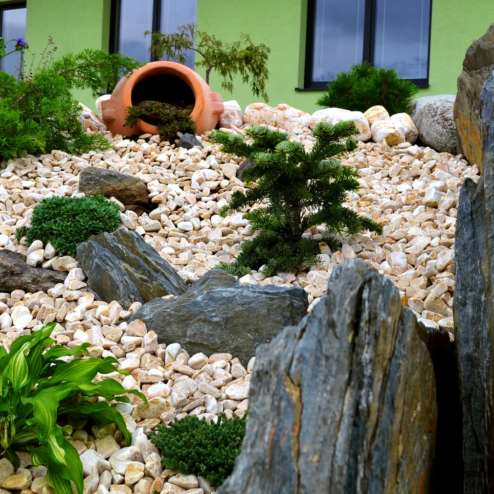 Dekorační valouny ve skalce z kamene Mramor Dakar M25 Dekorační valouny ve skalce z kamene Mramor Dakar M25