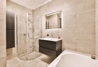 Dlažba do koupelny a sprchového koutu: nebojte se přírodního kamene