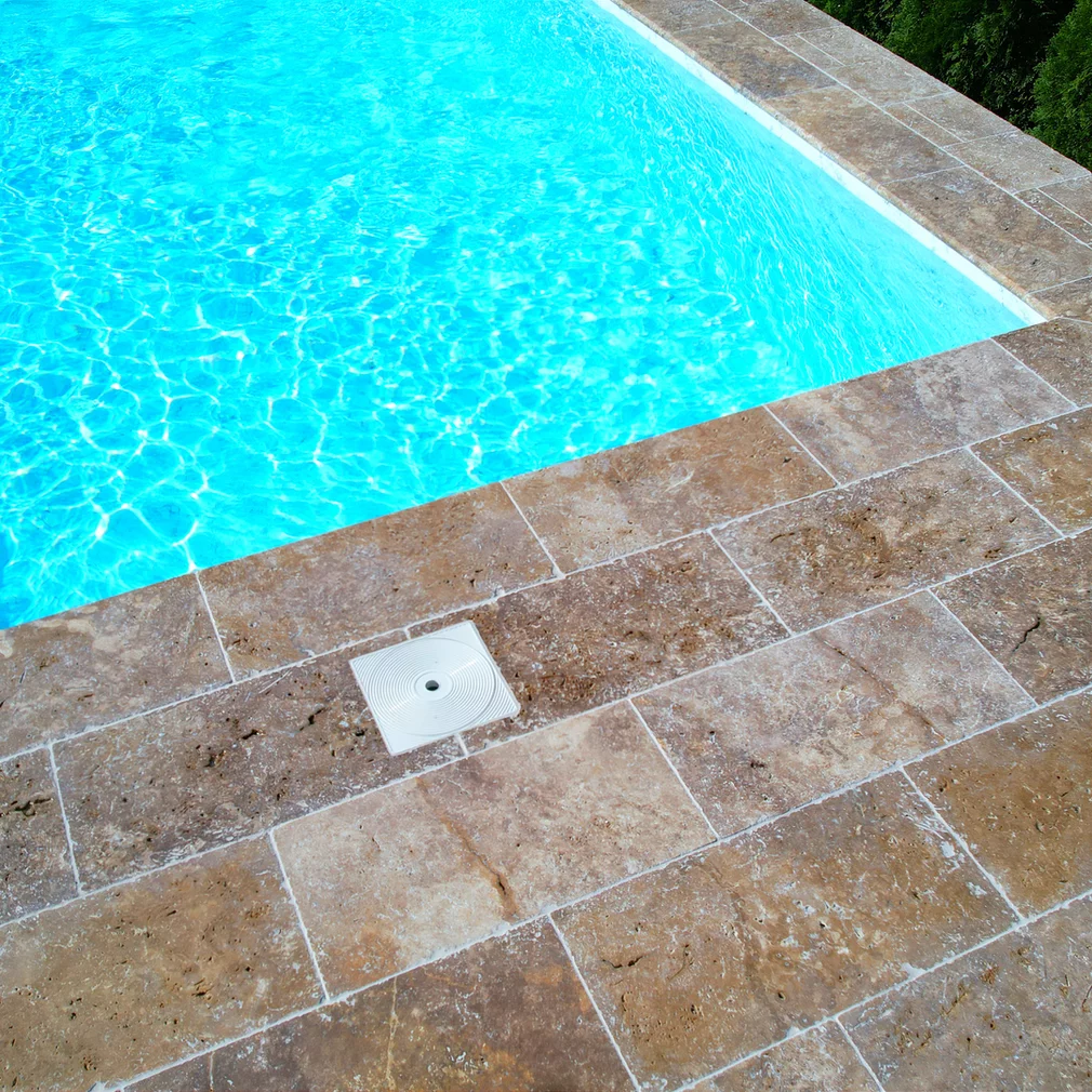 Dlažba kolem bazénu - Travertin Antik COFFEE ATR55