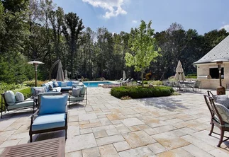 Dlažba na terasu a kolem bazénu z kamene travertin