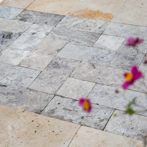 Dlažba z travertinu