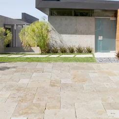 Dlažba z travertinu kolem domu