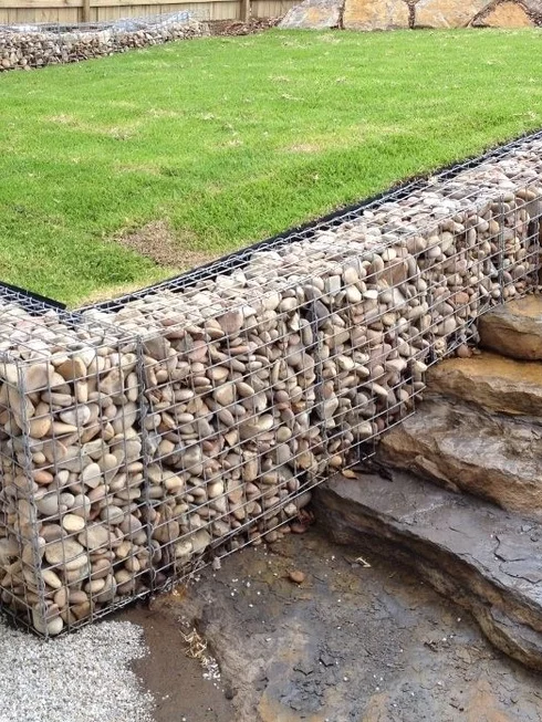 Drátěné koše plněné kamenem Drátěné koše plněné kamenem