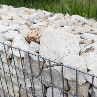 Gabionový plot vyplněný kamenem travertin