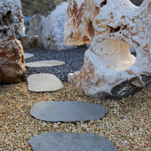 Gneis G85 XXL nášlapné kameny do trávy od Kámen Bohemia.