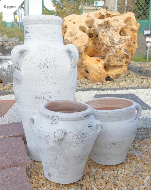 Hliněné květináče na květiny v bílé barvě Hliněné květináče na květiny v bílé barvě