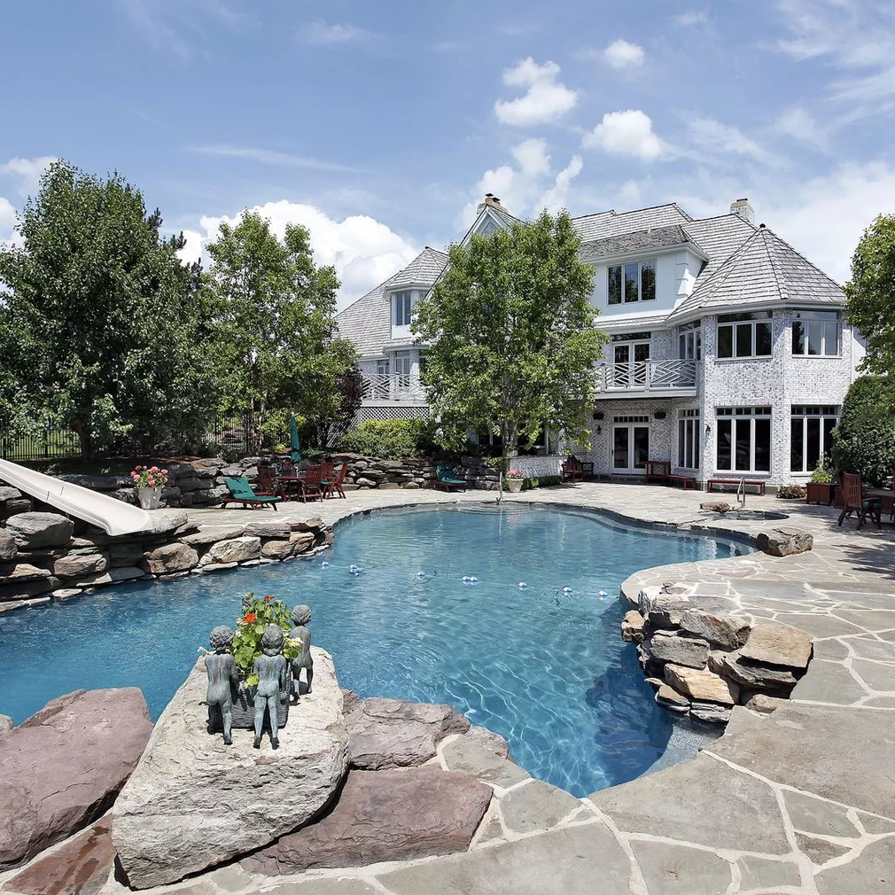 Kamenná dlažba kolem bazénu