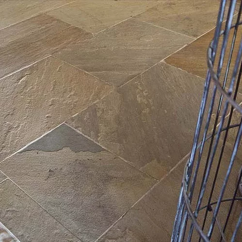 Kamenná podlaha v interiéru