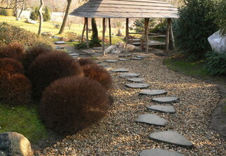 Kamenné a štěrkové chodníky do zahrady