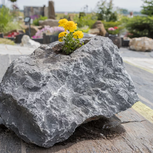Kamenný květináč