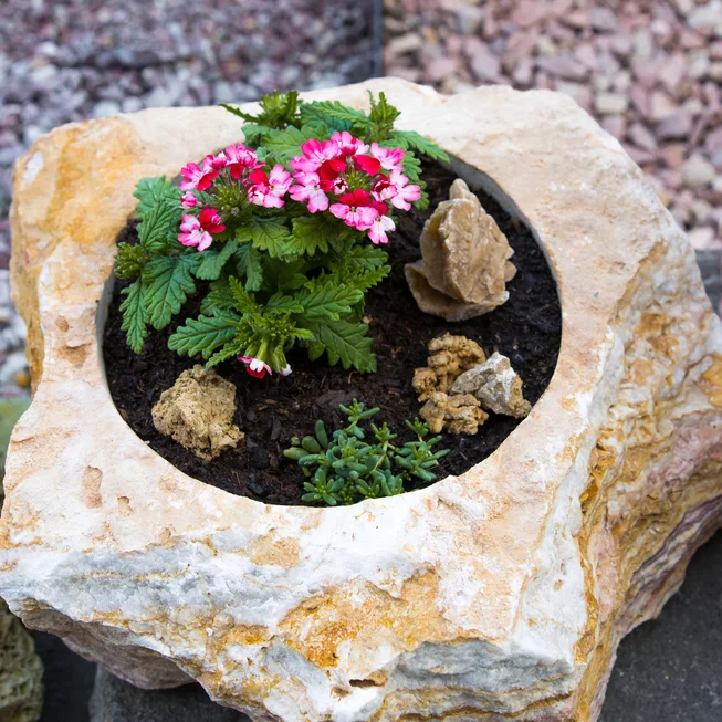 Kamenný květináč