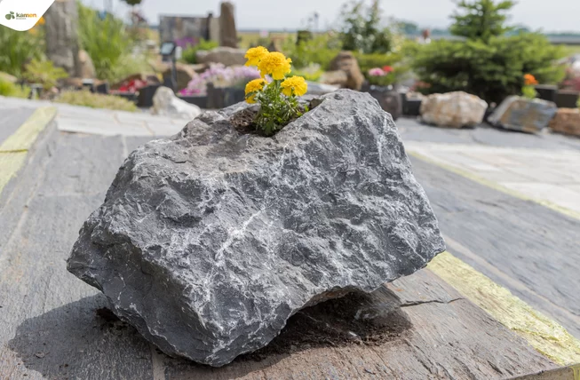 Kamenný květináč