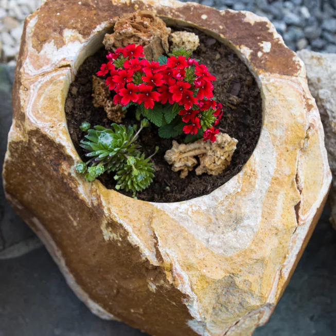 Kamenný květináč