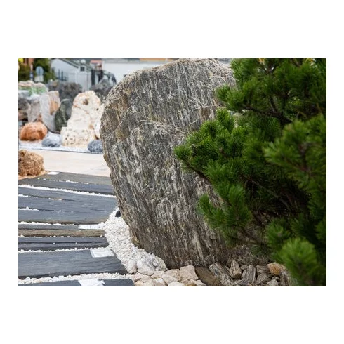 Kamenný solitér v zahradě