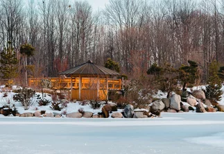Kouzlo kamene v zahradě vynikne i v zimě