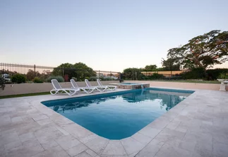 Krásné dlažby na terasu a kolem bazénu vám vyrazí dech