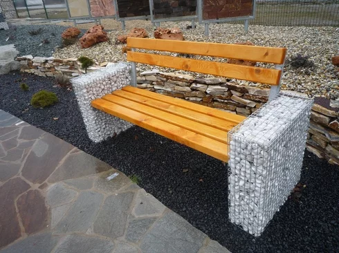lavička z gabionů