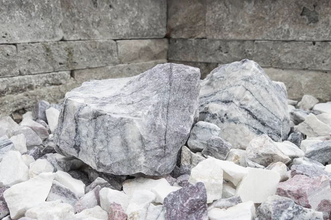 Mramor M39 kusový kámen / lomový kámen