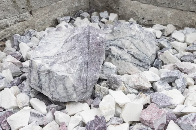 Mramor M39 kusový kámen / lomový kámen