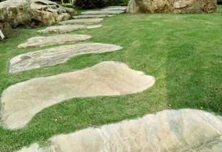 Nejkrásnější pevné i sypané chodníky a cestičky z kamene pro každou zahradu