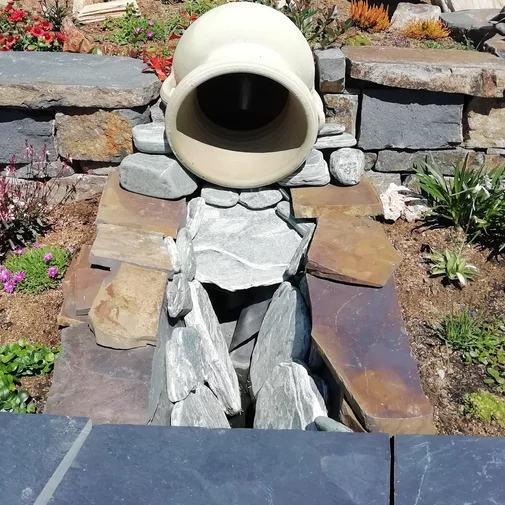 Okrasný kámen v skalce