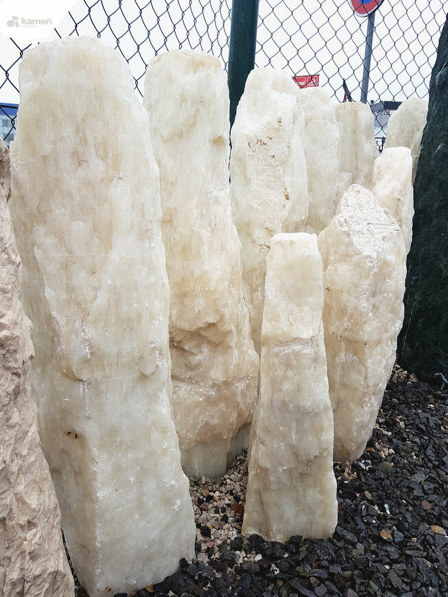 Onyx OX16 sloup podřezaný solitérní kámen