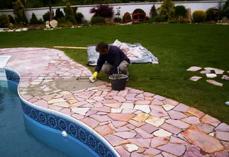 Postupy uložení přírodního kamene na betonový podklad