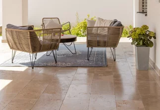 Připravte si vysněnou letní terasu – terasová dlažba z přírodního kamene jednoznačně nezklame!