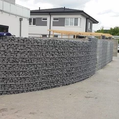 Realizace gabionového plotu naší společností. Výplň gabionů z kamene NE95 Nero Ebano