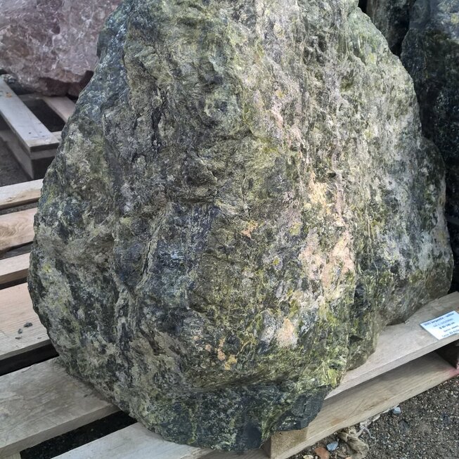 Serpentin SE65 podpílený solitérní kámen