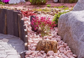 Štěrk a chodníky kolem domu