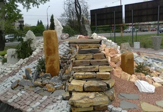 Štěrk a kameny v zahradě