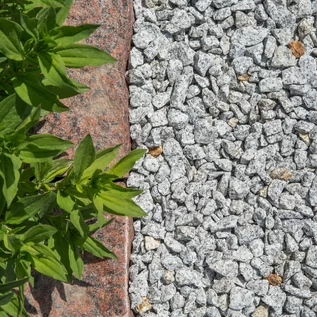 Štěrk a obrubník z břidlice