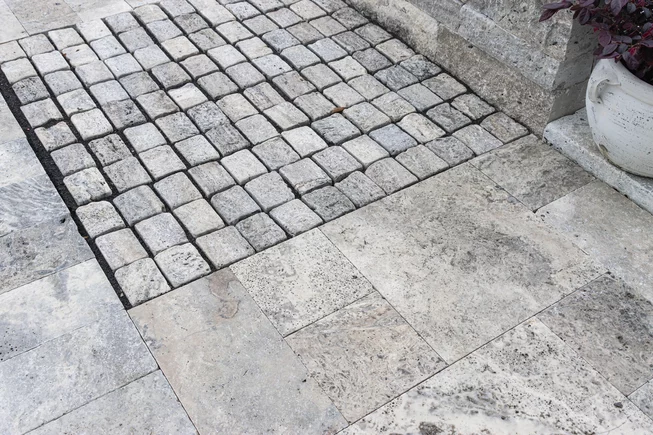 Travertin BLUE SKY ATR73 kamenná kostka