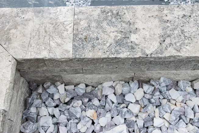 Travertin BLUE SKY ATR73 kamenný blok/zídka