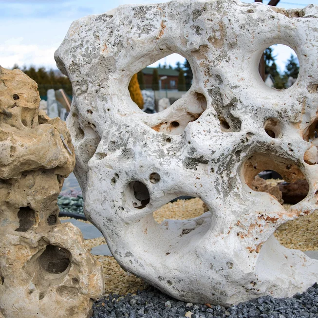 Travertin děravý TR51 podřezaný solitérní kámen