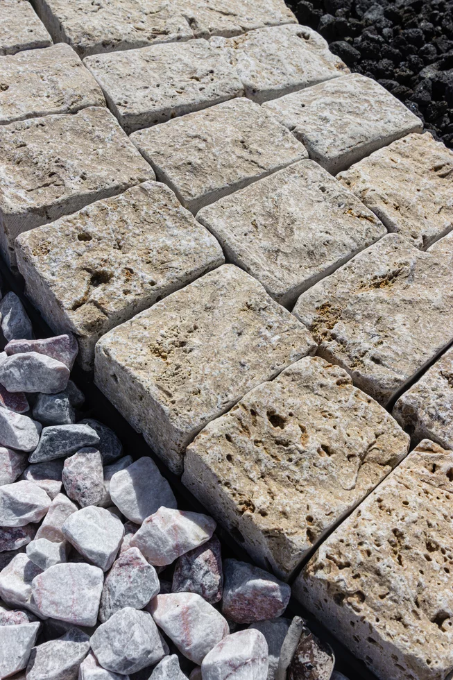 Travertin MOCCA ATR56 kamenná kostka