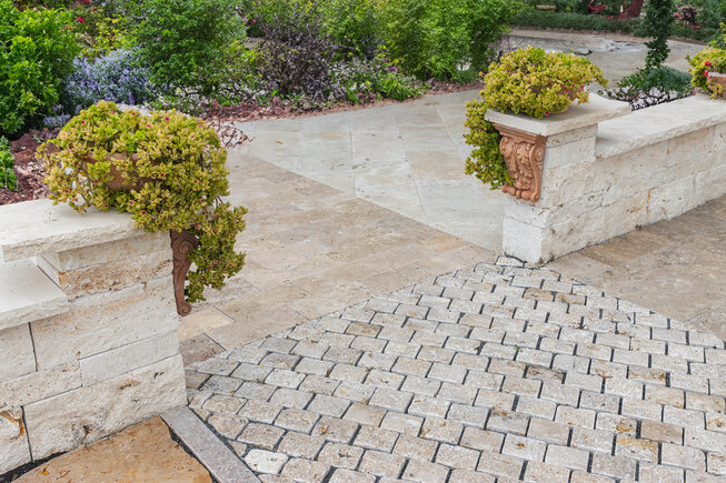 Travertin MOCCA ATR56 kamenná kostka