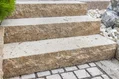 Travertin MOCCA TR56 kamenné schody / bloky s osekaným krajem