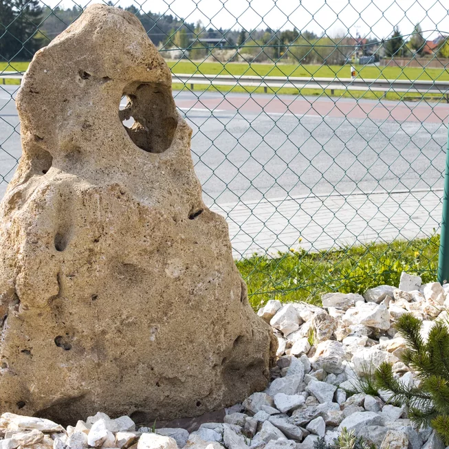 Travertin omílaný ATR51 podřezaný solitérní kámen