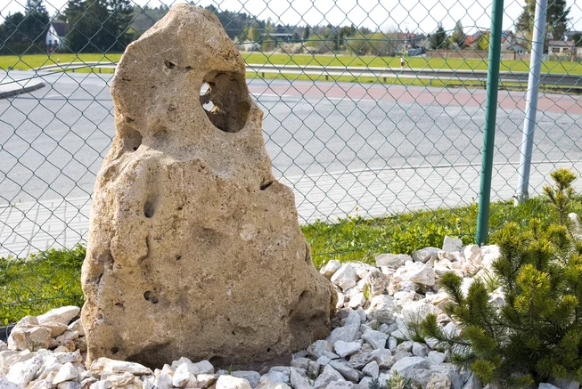 Travertin omílaný ATR51 podřezaný solitérní kámen