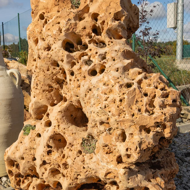 Vápenec děrovaný V55 solitérní kámen