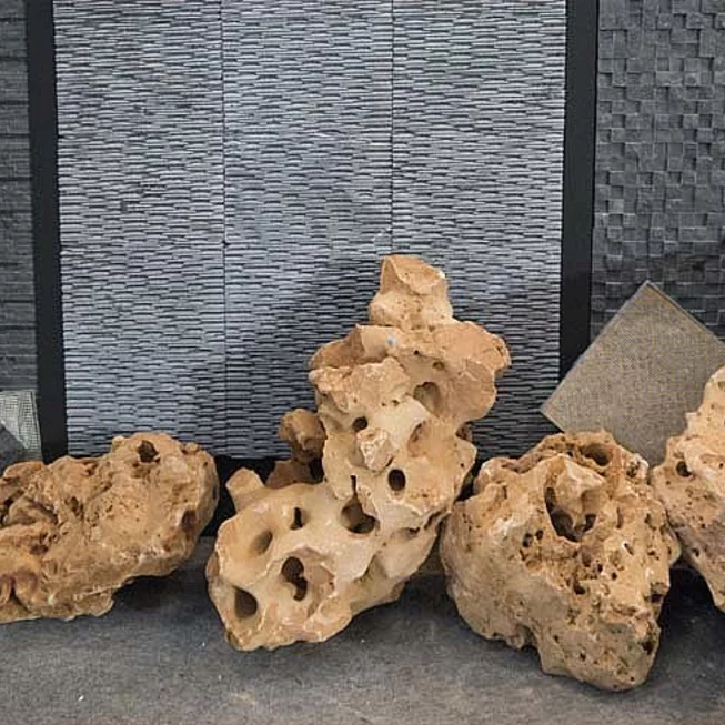 Vápenec děrovaný V55 solitérní kámen