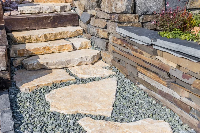 Vápenec V25 nášlapné kameny