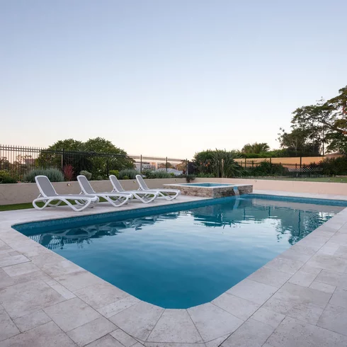 Venkovní dlažba kolem bazénu z kamene, ilustrační obrázek