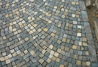 Venkovní dlažba z kamene