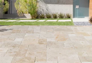 Venkovní dlažba z travertinu