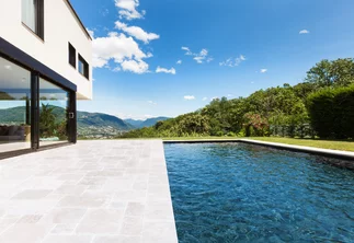 Vylepšete svou dlažbu kolem bazénu pomocí travertinu a mramorových bazénových lemů